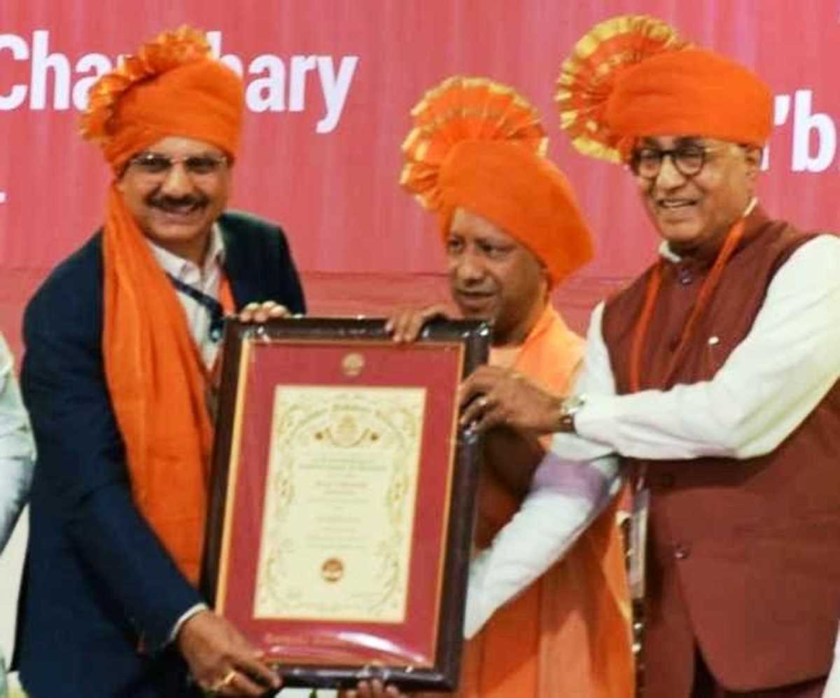 मुख्यमंत्री योगी ने राकेश कुमार को दी डॉक्टरेट की उपाधि